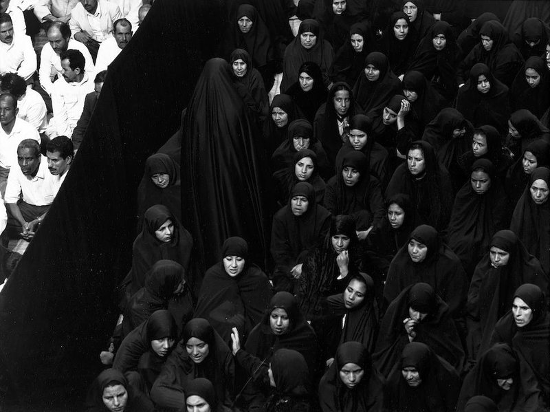 شیرین نشاط، زن در حال ترک مجلس، 1379
