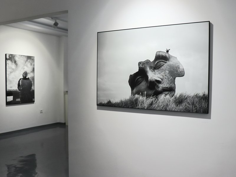 او نیست با خودش، نمای چیدمان