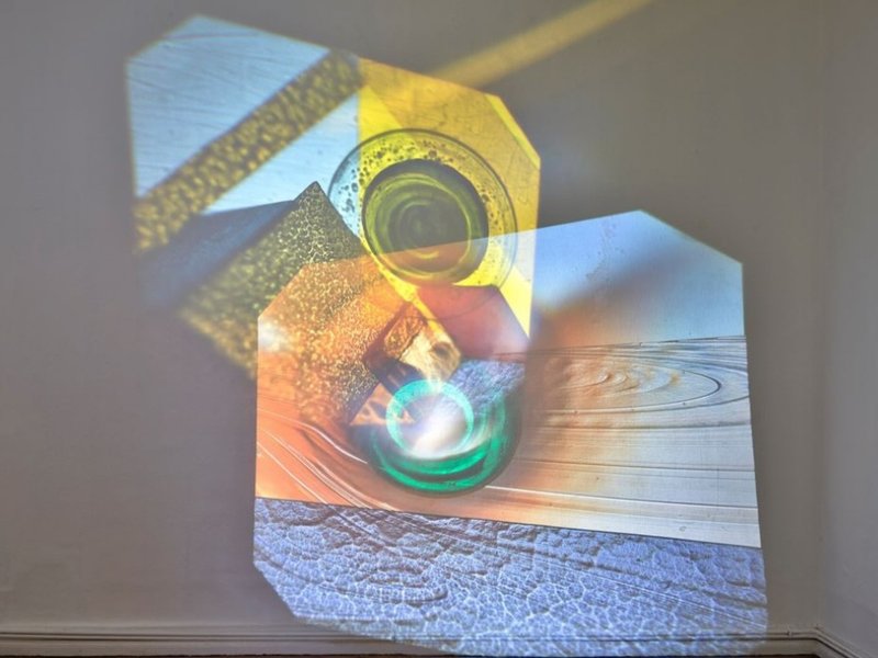 ماده نقاشی‌شده ۲، نمای چیدمان