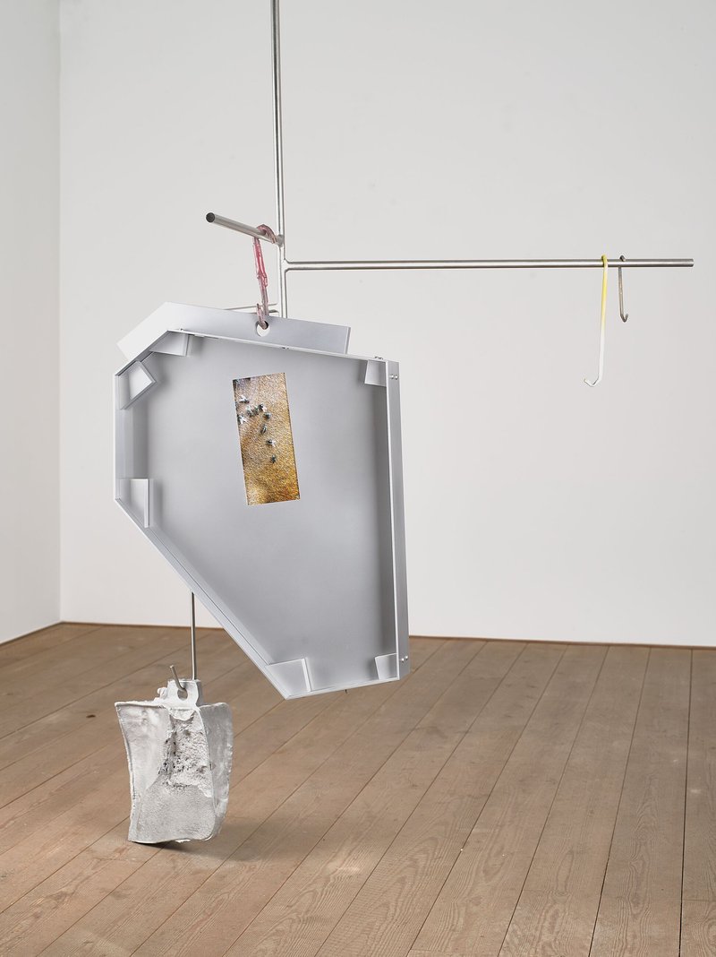 Nairy Baghramian, S’accrochant (Taupe), 2022