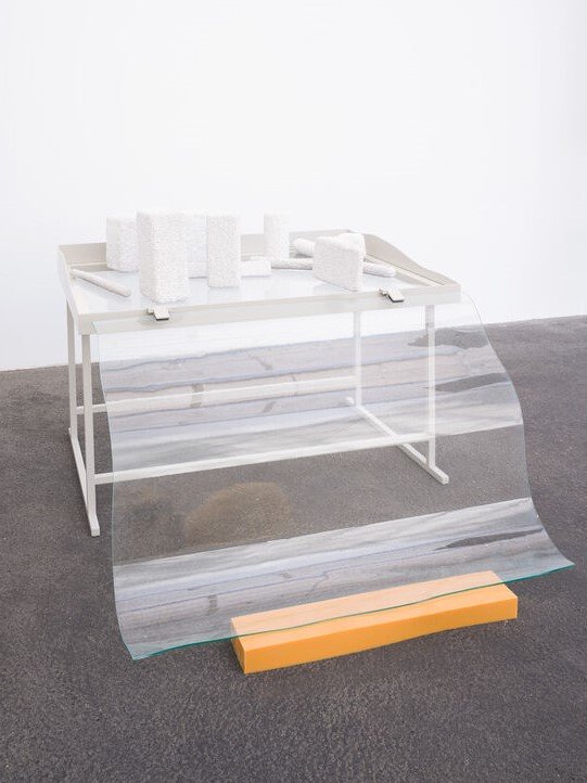 Nairy Baghramian, Formage de Tête (Vitrine Rafraichirée), 2016
