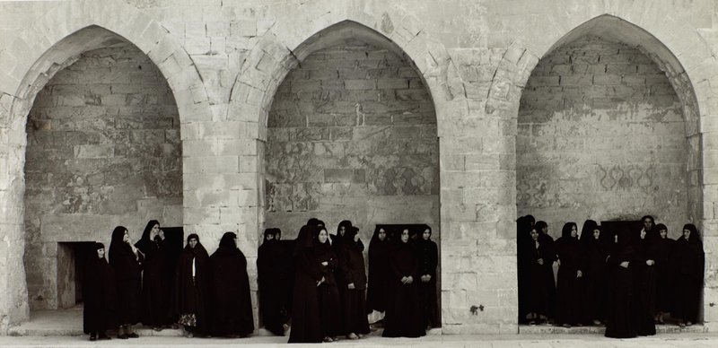 Shirin Neshat, Veiled Women in Three Arches, 1999