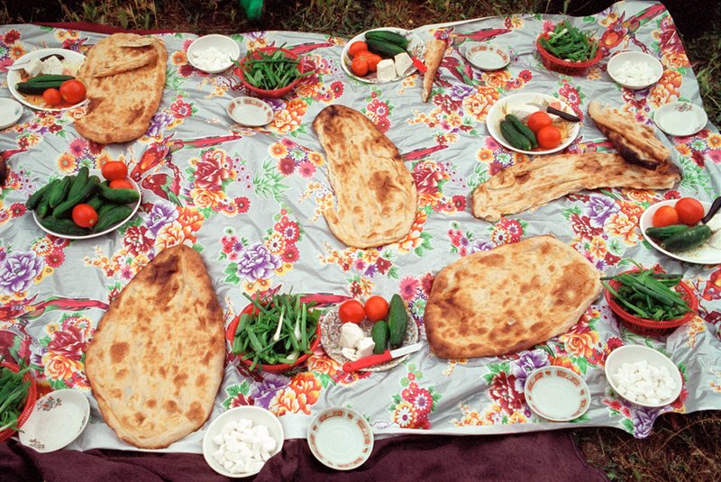 عباس عطار، ایران. استان مازندران. نزدیک روستای زیراب. نهارِ شالی کارها، 1380