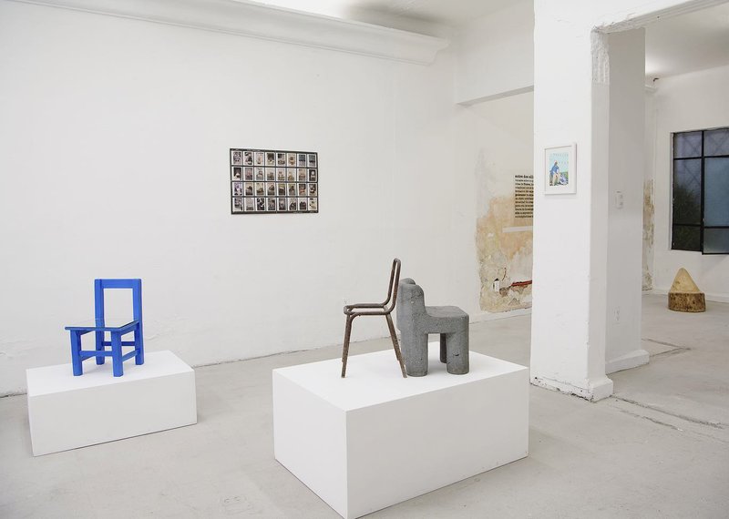 Entre Dos Sillas, installation view