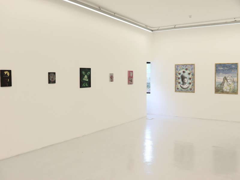 +۲۵ نقاشی و ۳ مجسمه، نمای چیدمان