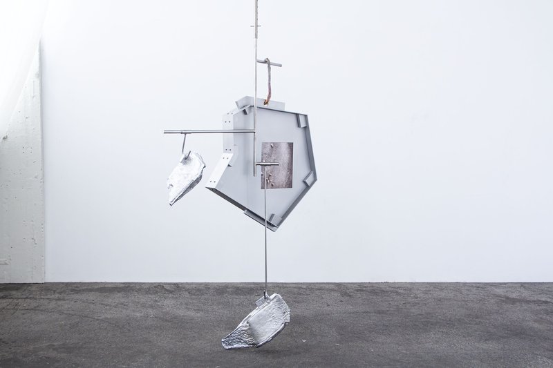 Nairy Baghramian, S’accrochant (Rouan), 2024