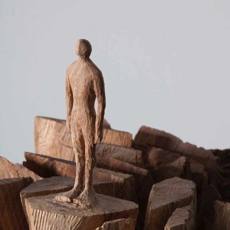 ایستاده، درنگ می‌کند