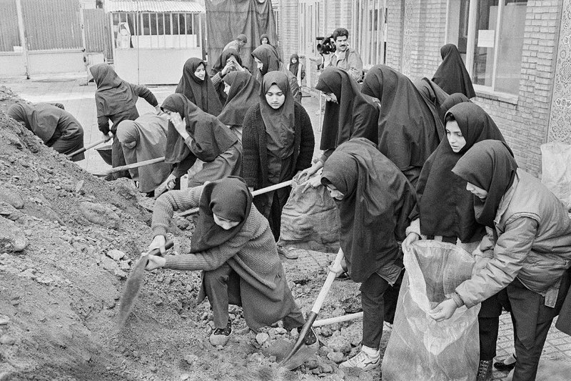محمد صیاد، ساختن سنگر در مدارس تهران تهران، ایران، ۲۹ بهمن ۱۳۶۵، 1365