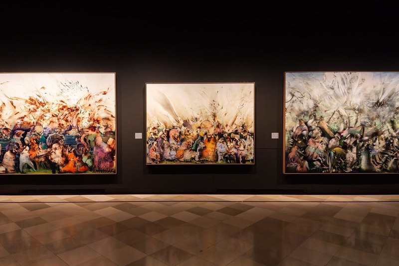 ما در سایه ها کار میکنیم  ، نمای چیدمان.