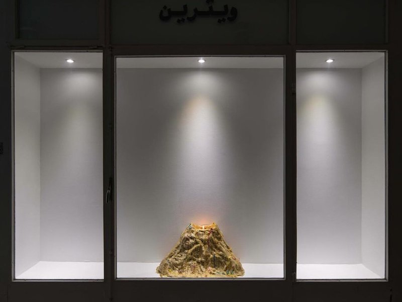 گاهی در حال فکر کردن به گذشته مچ خودم را می‌گیرم، نمای چیدمان