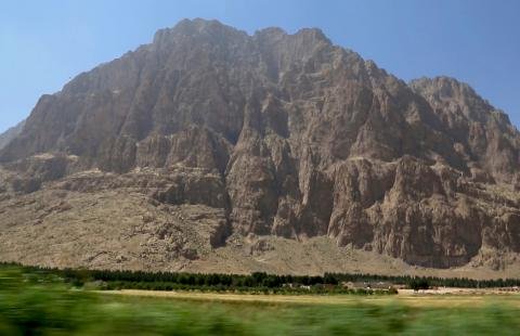 آناهیتا حکمت، پنجره ها می لرزند و آسمان در حال سقوط است