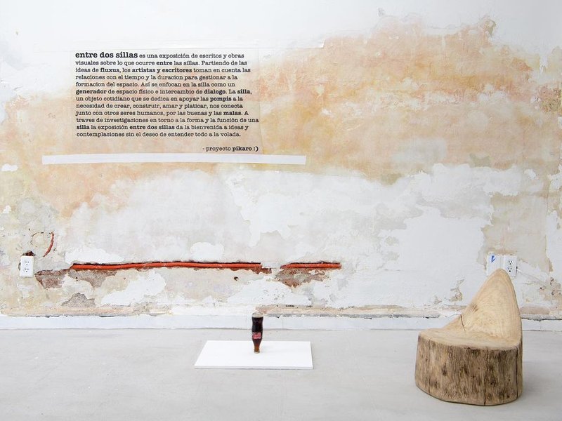Entre Dos Sillas, installation view
