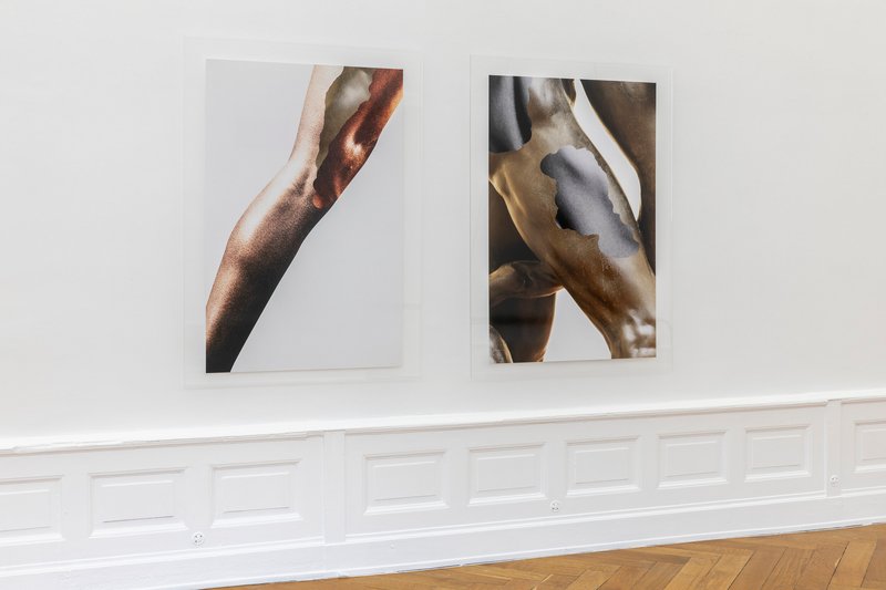 BACKSTAGE - HANDS ON THE WALL, installation view
