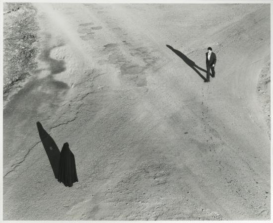 Shirin Neshat, Couple at Intersection, 2000